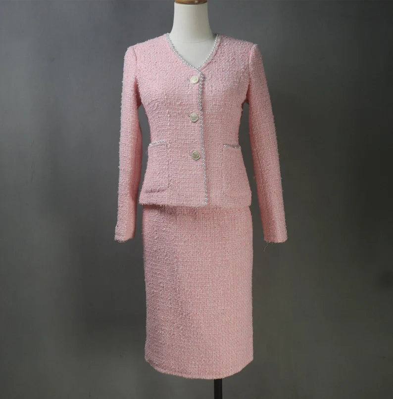 Consider looking into respectable tailors and design houses that specialise in made-to-measure clothing to locate your perfect custom-made light Pink tweed suit. These professionals will collaborate closely with you to determine the ideal green colour, create a silhouette that accentuates your best features, and pick the appropriate accents and finishes to reflect your unique style