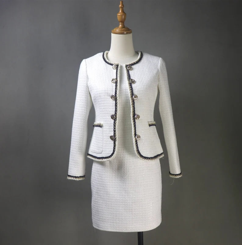 An outfit that goes perfectly with the jacket. Made with comfort and design in mind, it's perfect for a variety of settings. meticulously detailed in order to give it a polished appearance. Whether you're attending a wedding, giving a speech, enjoying an evening party, attending formal events, or celebrating a graduation, this suit is an elegant and timeless option.