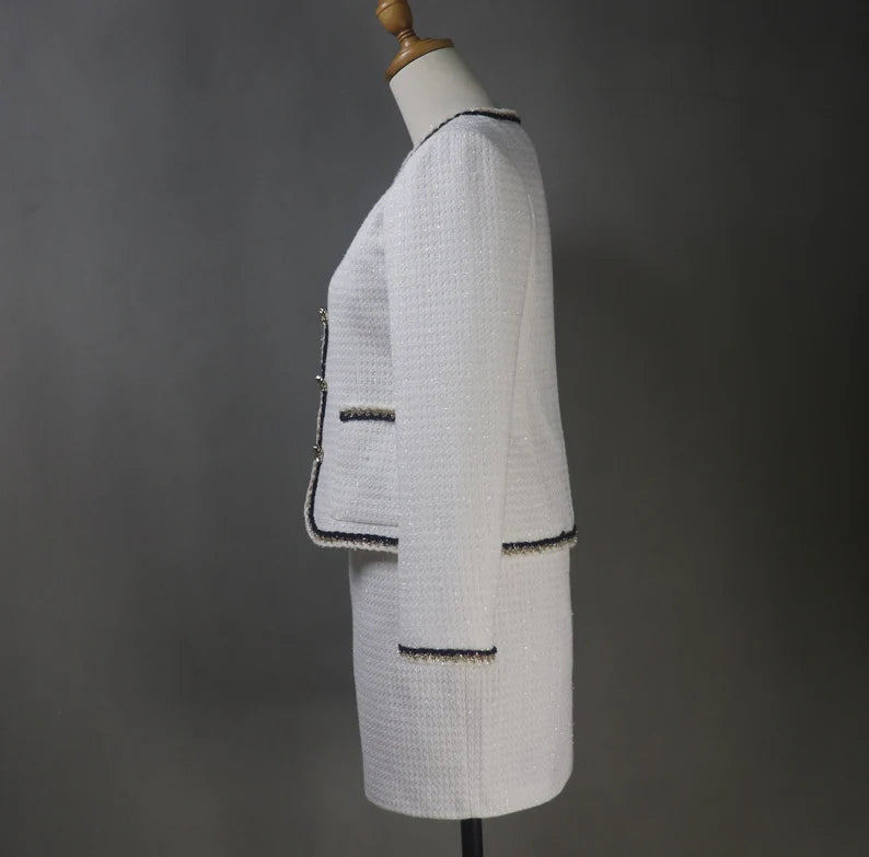 An outfit that goes perfectly with the jacket. Made with comfort and design in mind, it's perfect for a variety of settings. meticulously detailed in order to give it a polished appearance. Whether you're attending a wedding, giving a speech, enjoying an evening party, attending formal events, or celebrating a graduation, this suit is an elegant and timeless option.