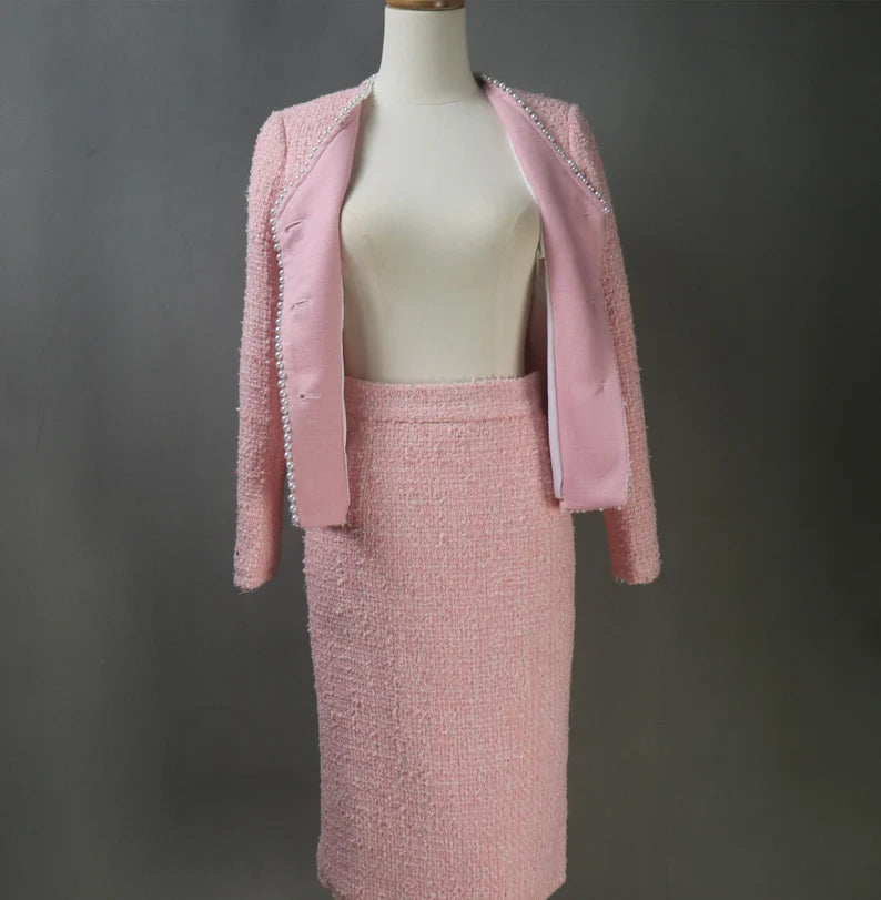 Consider looking into respectable tailors and design houses that specialise in made-to-measure clothing to locate your perfect custom-made light Pink tweed suit. These professionals will collaborate closely with you to determine the ideal green colour, create a silhouette that accentuates your best features, and pick the appropriate accents and finishes to reflect your unique style