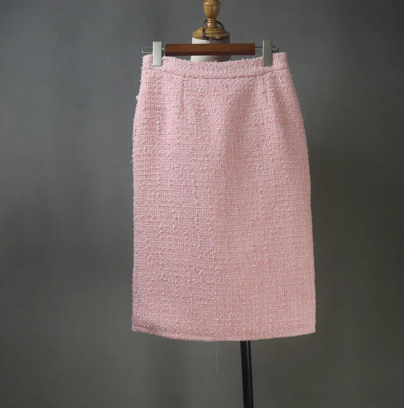 Consider looking into respectable tailors and design houses that specialise in made-to-measure clothing to locate your perfect custom-made light Pink tweed suit. These professionals will collaborate closely with you to determine the ideal green colour, create a silhouette that accentuates your best features, and pick the appropriate accents and finishes to reflect your unique style