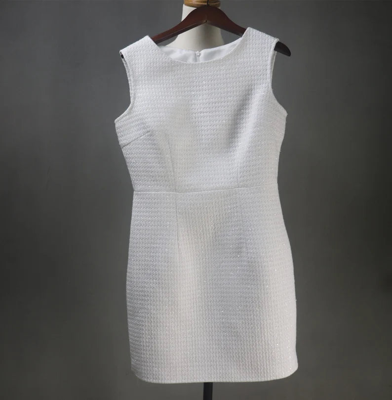 An outfit that goes perfectly with the jacket. Made with comfort and design in mind, it's perfect for a variety of settings. meticulously detailed in order to give it a polished appearance. Whether you're attending a wedding, giving a speech, enjoying an evening party, attending formal events, or celebrating a graduation, this suit is an elegant and timeless option.