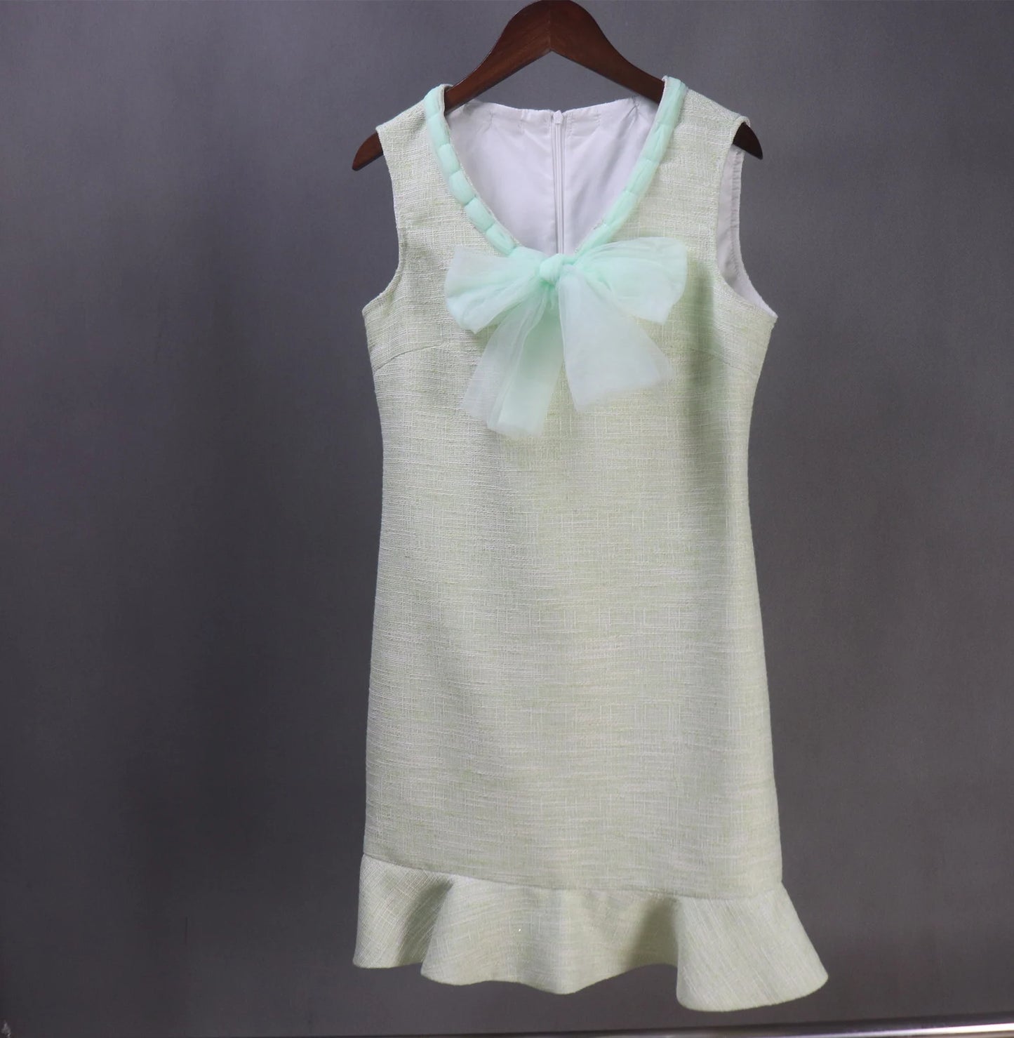 Tweed Mini/Midi/Long Dress with Tailor-Made Big Bow Collar Our tailor created a green, fashionable cloth for women. Custom designed bow pattern and fishtail with sleeveless. Bespoke women's clothes adds a delightful feminine twist to its well-known women's tailoring. All of our items are custom-made to order. In your message, please include your height, weight, and body measurements ( Bust, shoulder, Sleeves, Waist and Length etc). Our tailors will complete your order!