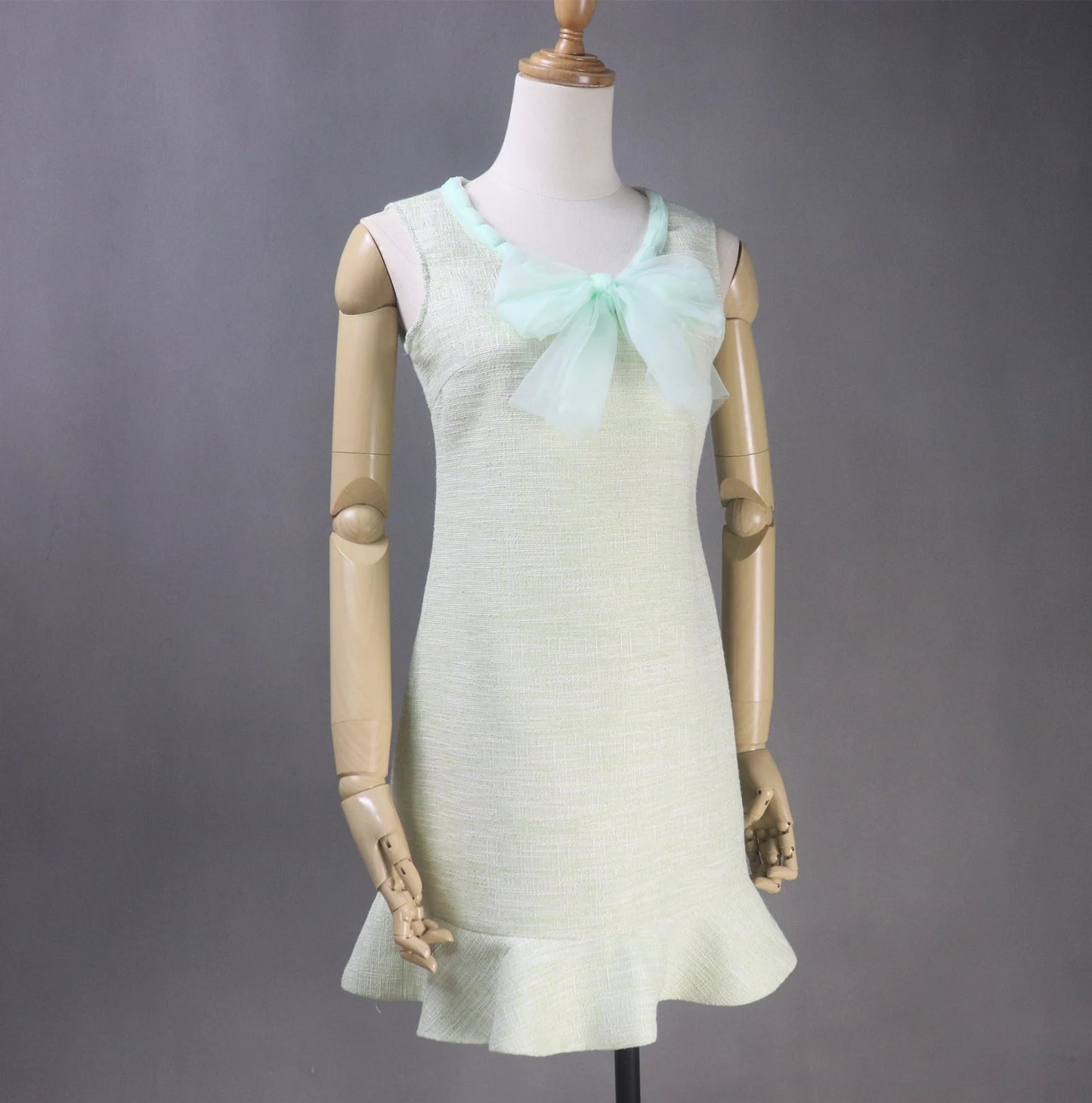 Tweed Mini/Midi/Long Dress with Tailor-Made Big Bow Collar Our tailor created a green, fashionable cloth for women. Custom designed bow pattern and fishtail with sleeveless. Bespoke women's clothes adds a delightful feminine twist to its well-known women's tailoring. All of our items are custom-made to order. In your message, please include your height, weight, and body measurements ( Bust, shoulder, Sleeves, Waist and Length etc). Our tailors will complete your order!