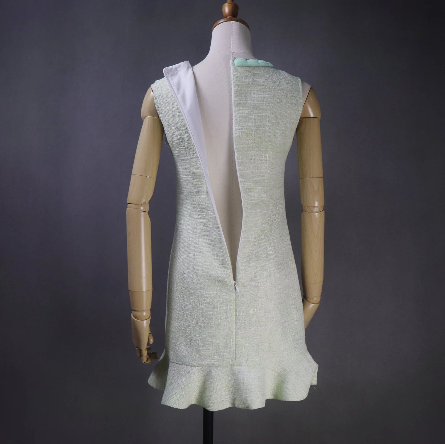 Tweed Mini/Midi/Long Dress with Tailor-Made Big Bow Collar Our tailor created a green, fashionable cloth for women. Custom designed bow pattern and fishtail with sleeveless. Bespoke women's clothes adds a delightful feminine twist to its well-known women's tailoring. All of our items are custom-made to order. In your message, please include your height, weight, and body measurements ( Bust, shoulder, Sleeves, Waist and Length etc). Our tailors will complete your order!