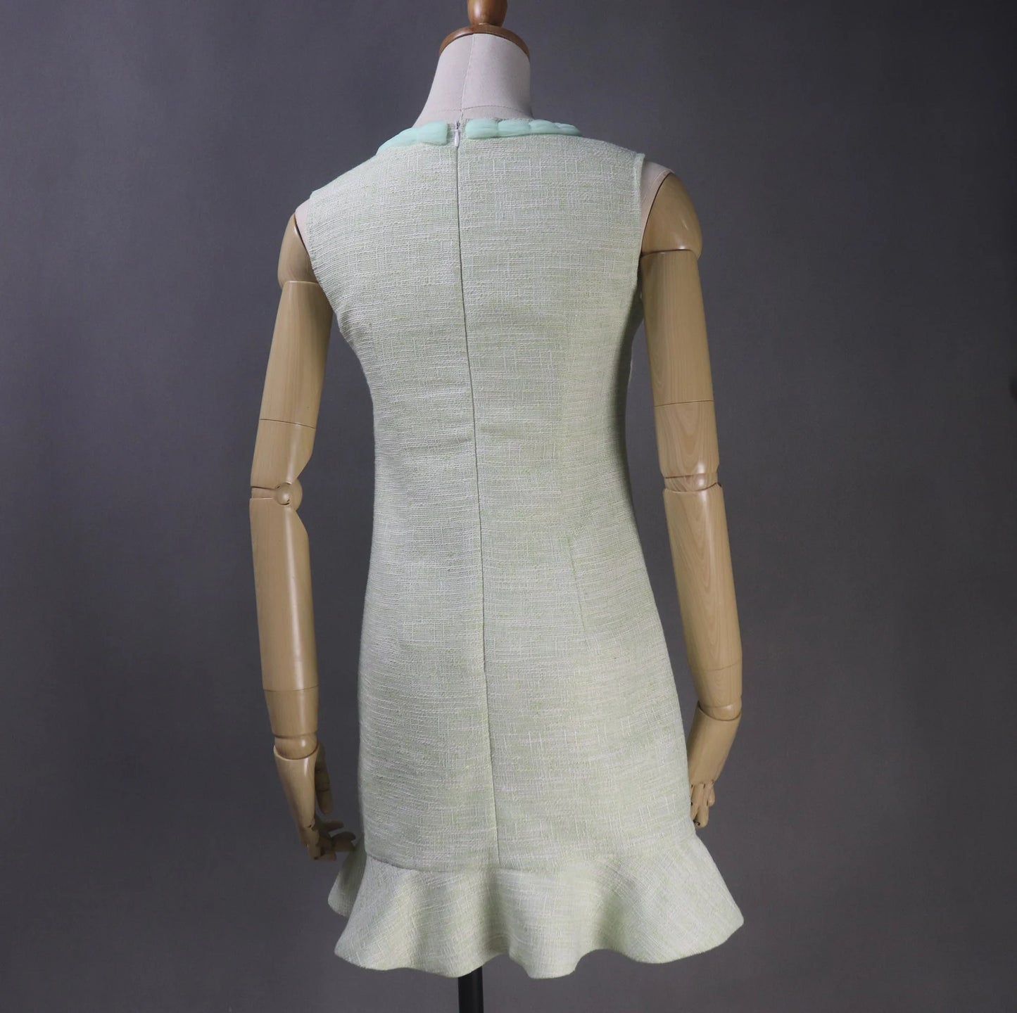 Tweed Mini/Midi/Long Dress with Tailor-Made Big Bow Collar Our tailor created a green, fashionable cloth for women. Custom designed bow pattern and fishtail with sleeveless. Bespoke women's clothes adds a delightful feminine twist to its well-known women's tailoring. All of our items are custom-made to order. In your message, please include your height, weight, and body measurements ( Bust, shoulder, Sleeves, Waist and Length etc). Our tailors will complete your order!