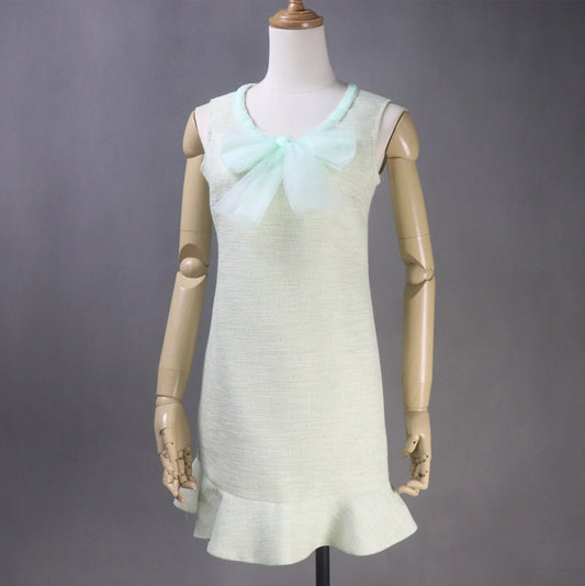 Tweed Mini/Midi/Long Dress with Tailor-Made Big Bow Collar Our tailor created a green, fashionable cloth for women. Custom designed bow pattern and fishtail with sleeveless. Bespoke women's clothes adds a delightful feminine twist to its well-known women's tailoring. All of our items are custom-made to order. In your message, please include your height, weight, and body measurements ( Bust, shoulder, Sleeves, Waist and Length etc). Our tailors will complete your order!