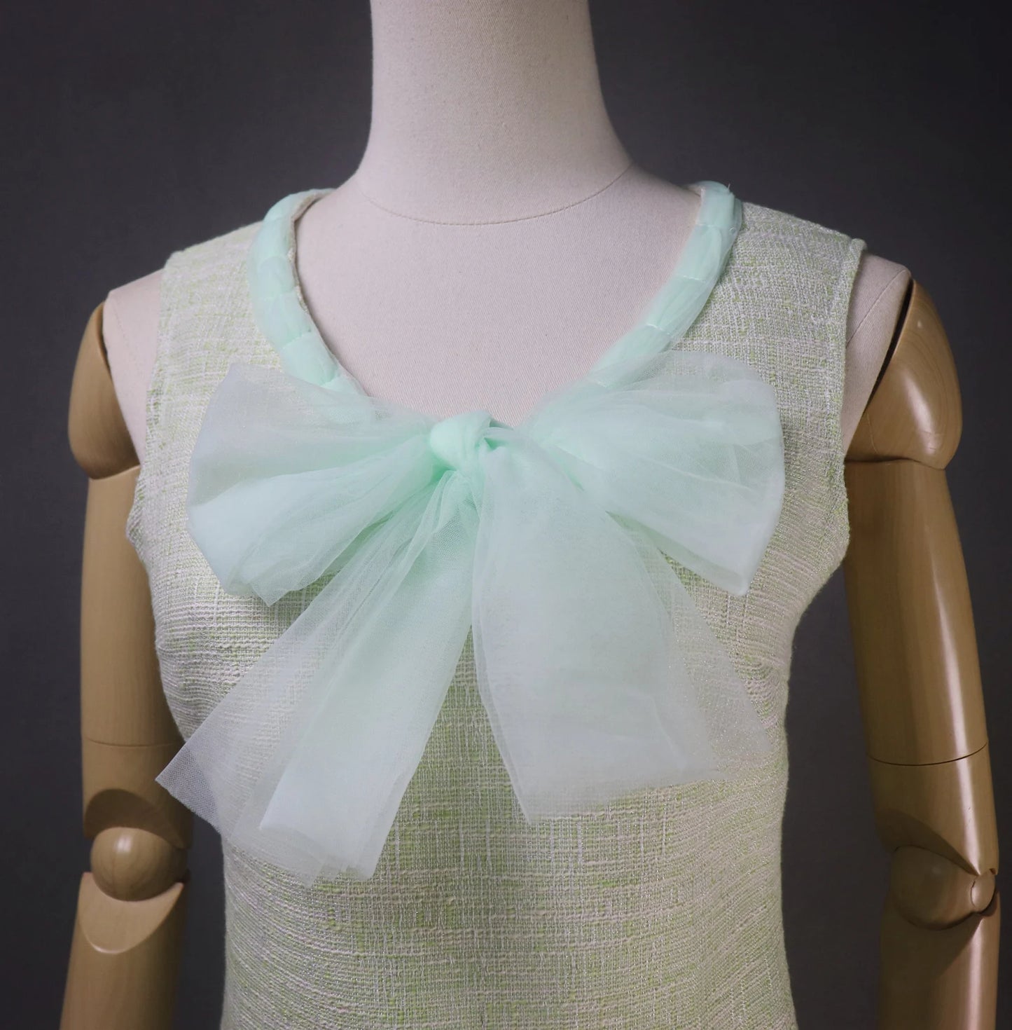 Tweed Mini/Midi/Long Dress with Tailor-Made Big Bow Collar Our tailor created a green, fashionable cloth for women. Custom designed bow pattern and fishtail with sleeveless. Bespoke women's clothes adds a delightful feminine twist to its well-known women's tailoring. All of our items are custom-made to order. In your message, please include your height, weight, and body measurements ( Bust, shoulder, Sleeves, Waist and Length etc). Our tailors will complete your order!