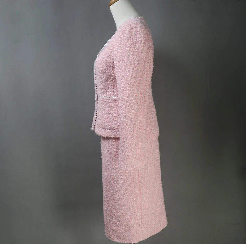 Consider looking into respectable tailors and design houses that specialise in made-to-measure clothing to locate your perfect custom-made light Pink tweed suit. These professionals will collaborate closely with you to determine the ideal green colour, create a silhouette that accentuates your best features, and pick the appropriate accents and finishes to reflect your unique style