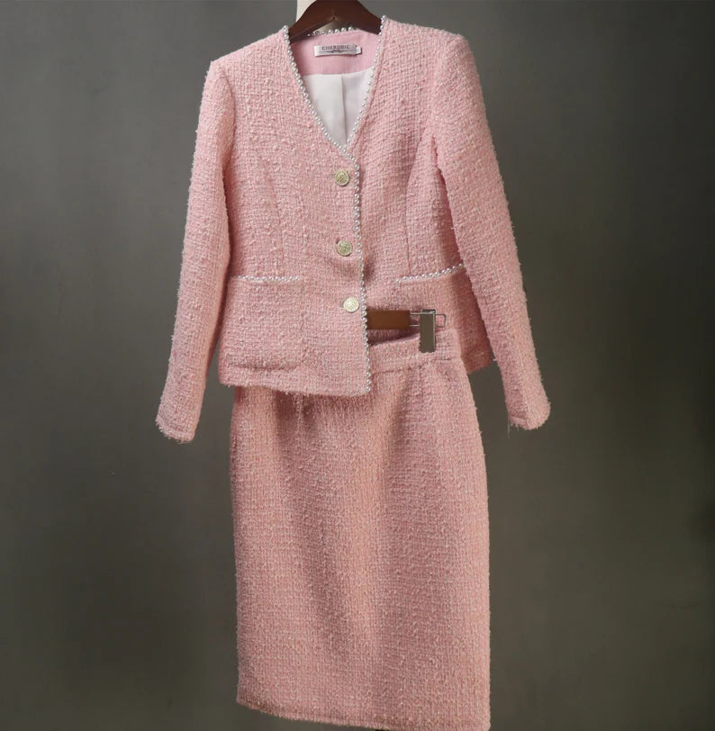 Consider looking into respectable tailors and design houses that specialise in made-to-measure clothing to locate your perfect custom-made light Pink tweed suit. These professionals will collaborate closely with you to determine the ideal green colour, create a silhouette that accentuates your best features, and pick the appropriate accents and finishes to reflect your unique style