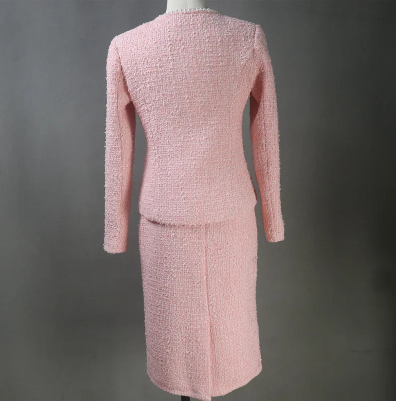 Consider looking into respectable tailors and design houses that specialise in made-to-measure clothing to locate your perfect custom-made light Pink tweed suit. These professionals will collaborate closely with you to determine the ideal green colour, create a silhouette that accentuates your best features, and pick the appropriate accents and finishes to reflect your unique style