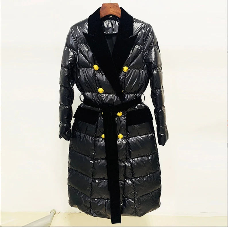 Stay stylish this winter by donning this longline puffer coat. An adjustable drawstring hood and zip closure are features of this coat. For the ideal winter strol, pair this sturdy woven fabric with jeans and boots. It has a midi length, long sleeves, an open neck, two side pockets with an adjustable tie waist, and is made of soft woven cotton. For the impending colder season, layer over casual or business attire.