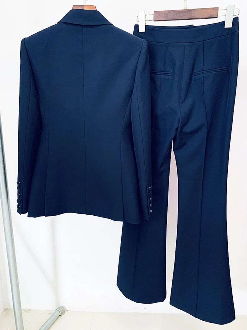 For women, a navy one-button blazer is worn with mid-high flare pants.   Women's casual blazer suits are constructed of a polyester blend. It is comfortable to wear all year round because of its resilience and suppleness. Using stretch fabric weaves allows for the fabrication of extremely slim-fitting forms and the preservation of a desirable fit.