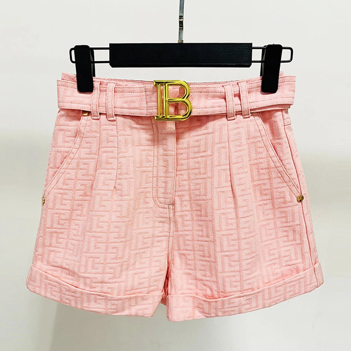 White Black Khaki Pink Colors 2022 Luxury Women's High Waist Belted Maze Pattern Shorts This High Waist Shorts is available in 4 different colours. For Holidays, Shopping, Parties, and other occasions, a basic T-shirt will complete your daily summer style. This shorts are elegant and comfy thanks to the maze pattern and belt. The high waistline slims you down and accentuates your curves.