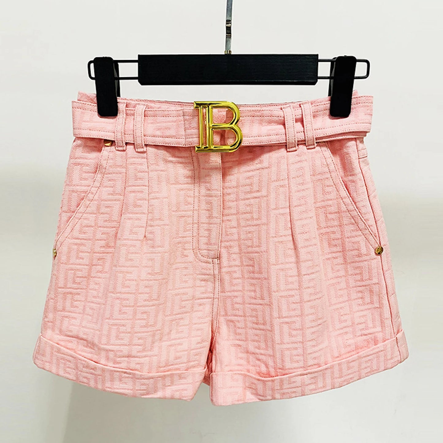 White Black Khaki Pink Colors 2022 Luxury Women's High Waist Belted Maze Pattern Shorts This High Waist Shorts is available in 4 different colours. For Holidays, Shopping, Parties, and other occasions, a basic T-shirt will complete your daily summer style. This shorts are elegant and comfy thanks to the maze pattern and belt. The high waistline slims you down and accentuates your curves.
