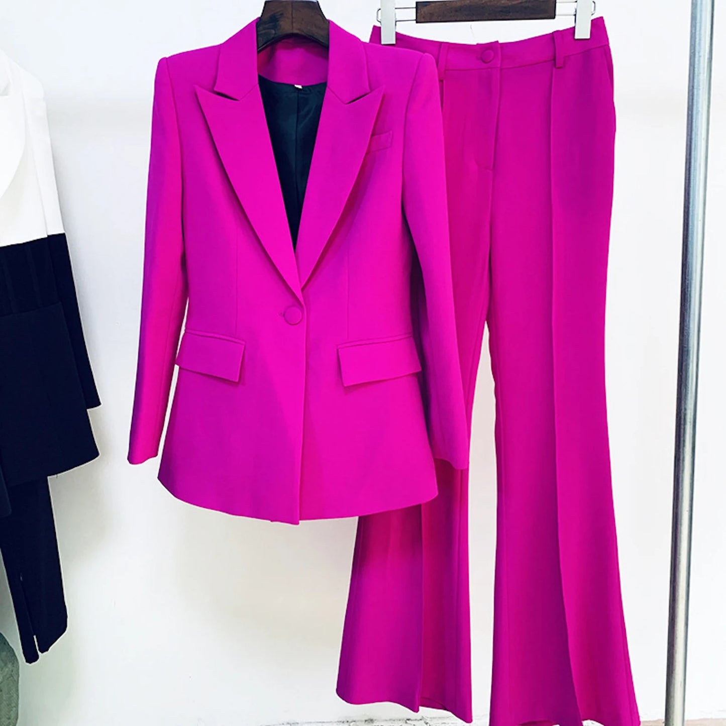 A polyester blend is used to create women's casual blazer suits. It can be worn all year because it is soft and long-lasting. The use of a stretch fabric weave aids in the production of a truly slim-fitting form and the preservation of a flattering fit.  Openable Front Buttons Suits with a lapel, long sleeves, a solid colour, a thin fit, and a laid-back attitude. 
